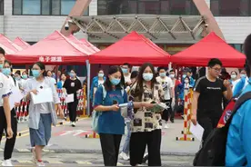 高考第三天，济宁上空下起大雨，感人的画面也在上演图片