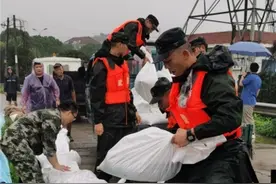 武警浙江总队官兵多路出动抢险救灾图片