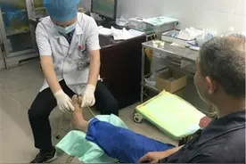 挪盆栽不慎踩滑，小石头趁机在老人脚底“安家”图片