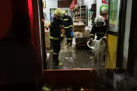 大雨导致多处内涝 屯留消防排险救援图片