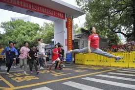 长沙考生健美操“一字马”动作庆祝高考结束图片