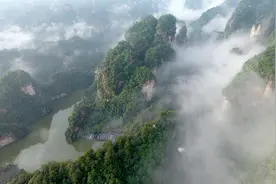 天青白雾云缥缈，湖光山水共一色图片