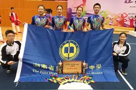 长沙考生健美操“一字马”动作庆祝高考结束图片