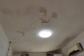 出租房漏雨多处墙皮脱落，房客要求退租遭拒图片