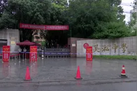 看着宝山考场外这些泪目瞬间，你是否还记得当年自己的模样？图片