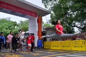 考生冲出考场开心到劈叉，空中一字马亮了！网友：高手图片