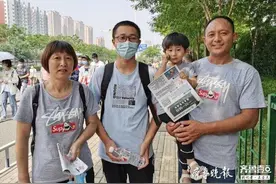 高考最后一天，泰安一家四口穿亲子装，为考生助威图片