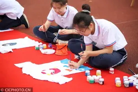江苏如皋：“绘画展”留住校园时光图片