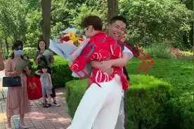 姐姐的爱扎心又暖心，日照一考生抱妈妈转圈圈图片