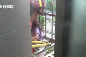 中山4岁女童被卡四楼防盗窗，身体悬空，十分惊险视频封面