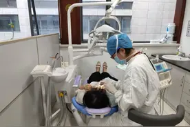 “拉锯式”刷牙法好不好？医生说这种错误刷牙法堪称“自残”图片