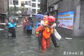 消防员看望洪水中救出的八旬夫妇，约定汛期过后参观消防队图片