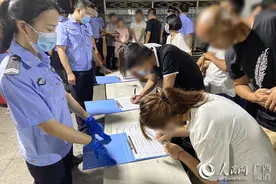 防城港上千名执法人员打击传销 查获涉传人员253名图片