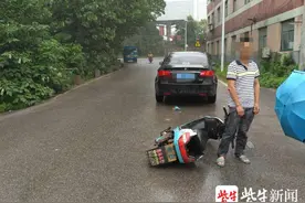 下雨天司机喜穿拖鞋，导致交通事故多发图片