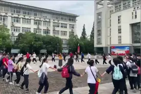 宁波校园感人一幕，高考结束后学生手拉手把老师围在中间并鞠躬图片