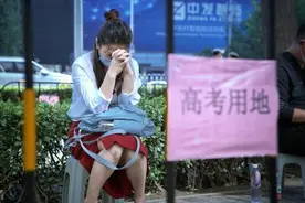泪目！农民父亲睡走廊陪考，怕打呼噜影响孩子高考图片