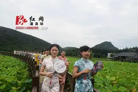 道县：美女教师巧减压 荷中上演曼妙“旗袍秀”图片