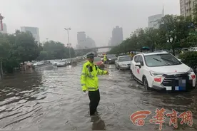 西安市北郊突降暴雨 未央交警淌水3小时疏通道路图片