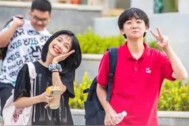 相视一笑，从此都是“过来人”图片