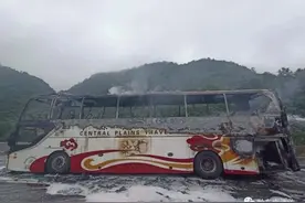 大客车贵州高速上突然起火！司机这一招，救了52人图片