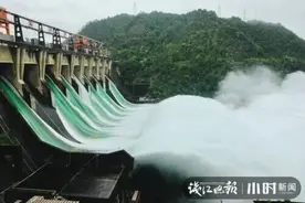 杭州小伙脱下鞋子，大家瞬间泪目！这张照片值得刷屏图片