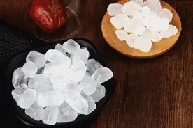 白色冰糖和黄色冰糖哪个比较好？营养师：记住一点，以后别买错图片