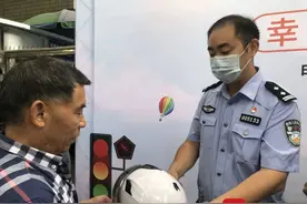 成都交警开展“一盔一带”行动，“电马儿”上牌可免费领头盔图片