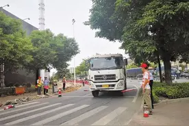 礼让斑马线 守法文明行丨南宁市混凝土行业志愿者开展文明交通劝导活动图片