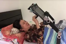 感动！海淀高三老师躺在床上上网课，背后故事令人动容……图片