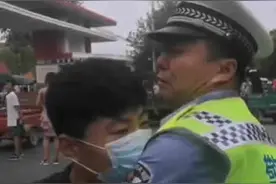 儿子考场外冷不防跪地，父亲眼泪再也绷不住了图片