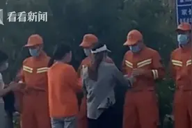 “高考生给执勤消防员送水”后续：“尴尬”的他笑了……图片