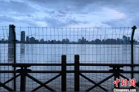 直击洪峰过境南昌城区：亚洲最大音乐喷泉群被淹没图片