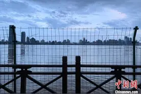 直击洪峰过境南昌城区：亚洲最大音乐喷泉群被淹没图片
