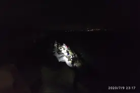 涨潮时男子卡在两块礁石的中央，一个浪头打来失去意识，危险关头幸好有这群人……图片