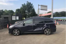 惊魂瞬间！高速路正常行驶，突然从对向车道飞来一个大轮胎图片