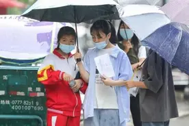 贵阳中考今日开考，近5万名学子雨中赶考图片