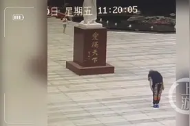 高三毕业生向陶行知雕像鞠躬 老师哭了图片