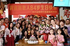 暖心！成都“口袋婆婆”84岁了，志愿者们组织了一场生日宴图片