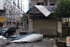 柳州突刮狂风，这小区楼顶有东西作响，下面“遭殃了”图片