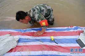 习近平总书记关切事丨洪峰浪尖，鲜红的党旗高高飘扬——记防汛抗洪一线的共产党员图片