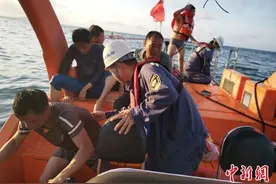 渔船误入海上机场作业区触礁 三亚救助基地解救4名渔民图片