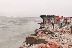 洪水来袭，印度民众忙着拆房：多存点砖块方便之后重建图片