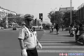 痛心！55岁的他倒在21时交警执勤岗位上图片