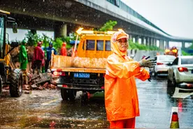 公路水毁在哪里发生，交通人就到哪里战斗图片
