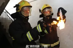 放在车内的纸巾被烤焦，高温天气车内物品摆放需要避开哪些雷区？消防实验告诉你图片