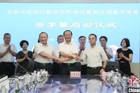 中国三所高校联合攻关玉米、大豆间作新农艺机械装备图片
