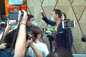 面对黄之锋等“港独”分子叫嚣，这位香港前阿sir当街怒斥图片