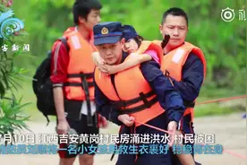 女孩趴在抗洪消防员背上睡着，网友：心都化了，这就是安全感图片