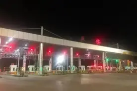 救援车辆返程被卡收费，“卡点”究竟在哪？图片
