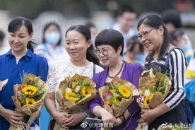高三毕业生的成人礼图片
